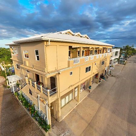 Louis' Apartments Placencia المظهر الخارجي الصورة