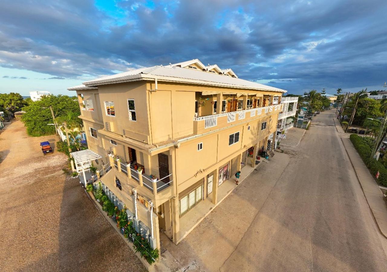 Louis' Apartments Placencia المظهر الخارجي الصورة